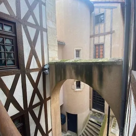 Apartment Le Chene: Medieval District City Centre