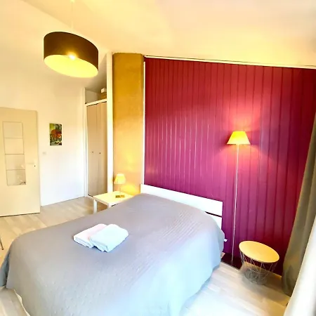 Le Chene: Medieval District City Centre Apartment *